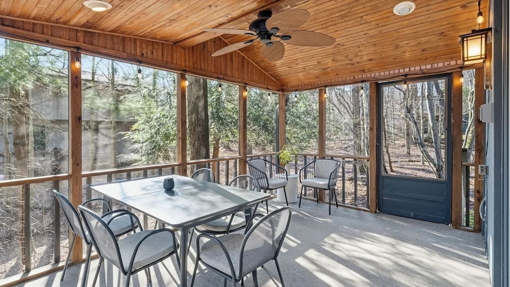 Escape the City by Avantstay Screened Sunroom + Stone Fireplace + Cathedral Ceilings Lake Naomi Club + Pocono Pines