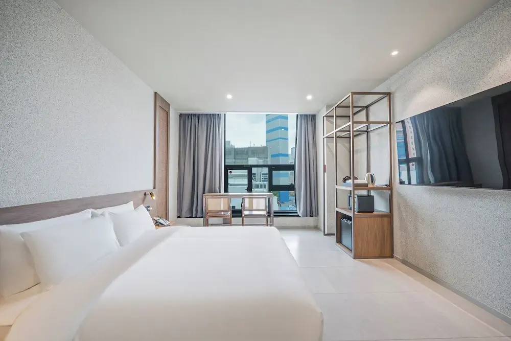 Deluxe Double room with city view (full double bed)