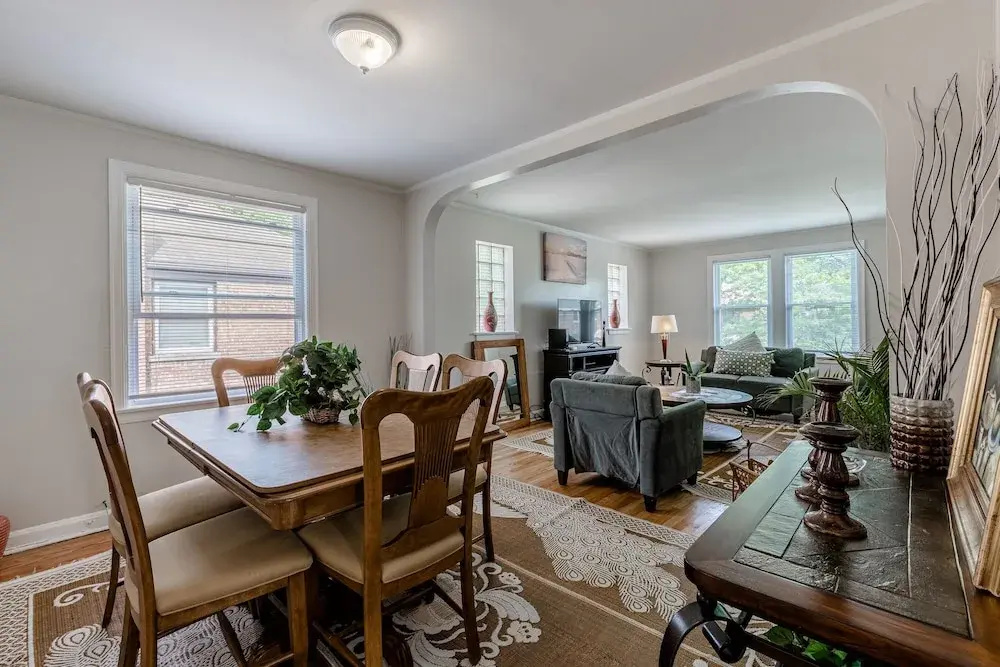 Bright and Charming 2 Bed Apartment in Evanston by AllSet Turnover - фото 7