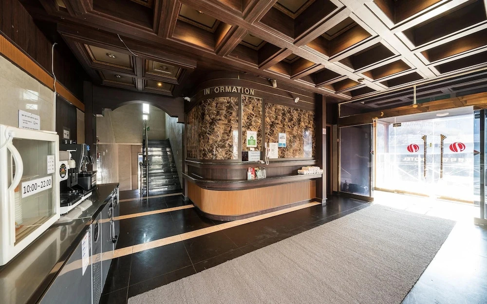 Lobby & Reception