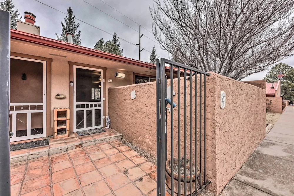 Pet-friendly Condo - 2 Mi to Ruidoso Downs!