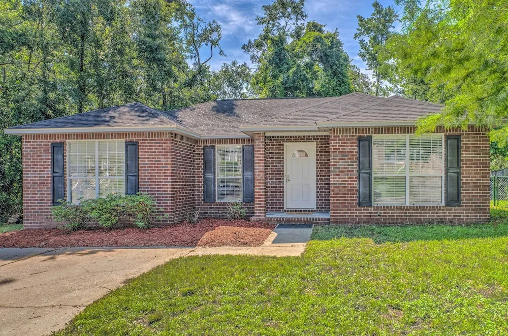 Home 10 Mi to Downtown Pensacola: Pets Welcome!