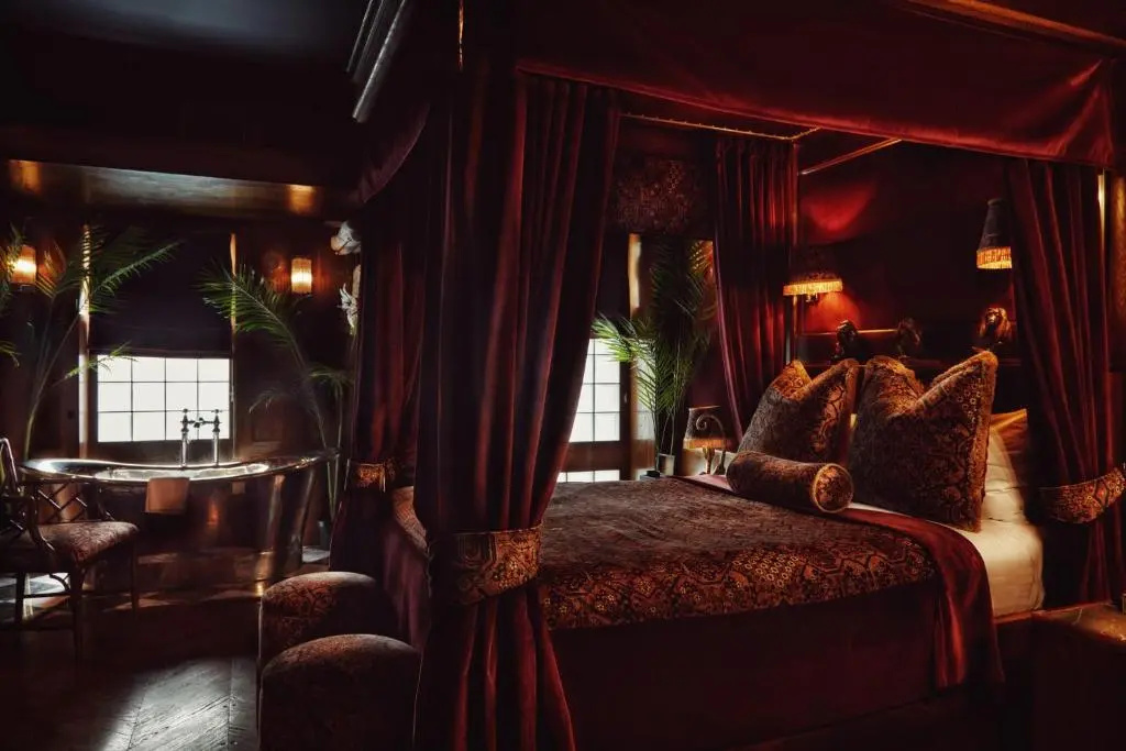 Double Suite full double bed