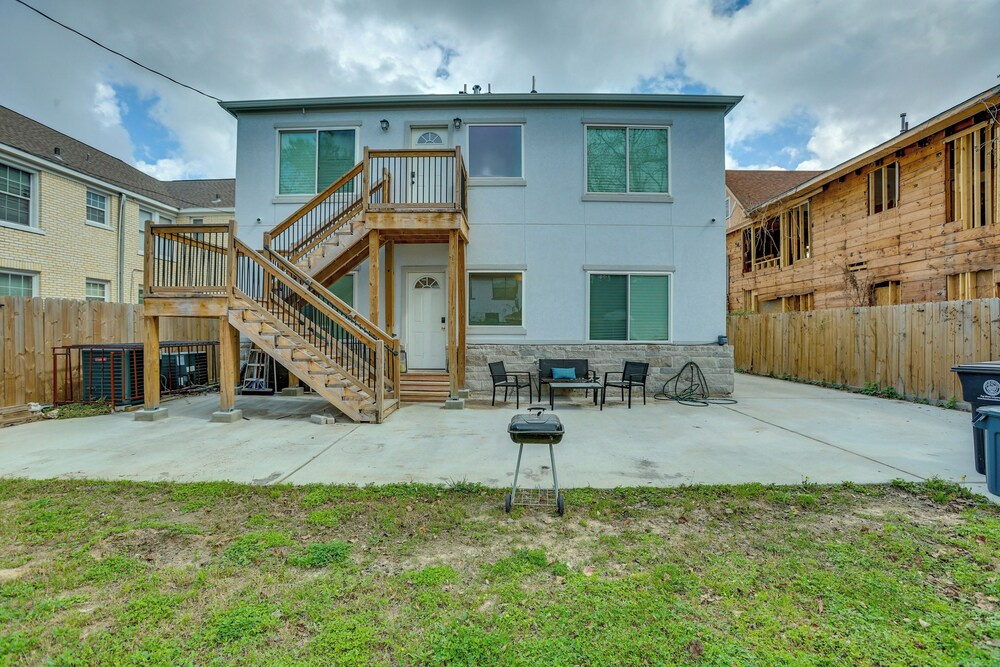 3 Mi to Dtwn Houston: Dual-unit Home w/ Yard!