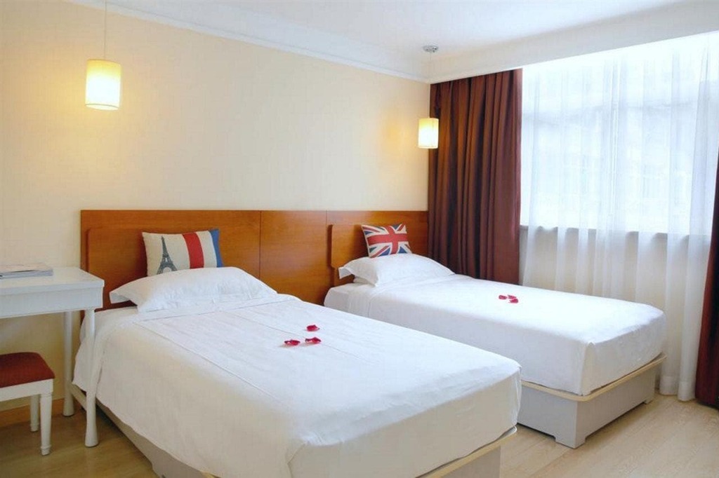 Ole London Hotel by null