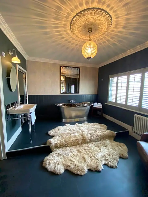 Double Suite (full double bed)
