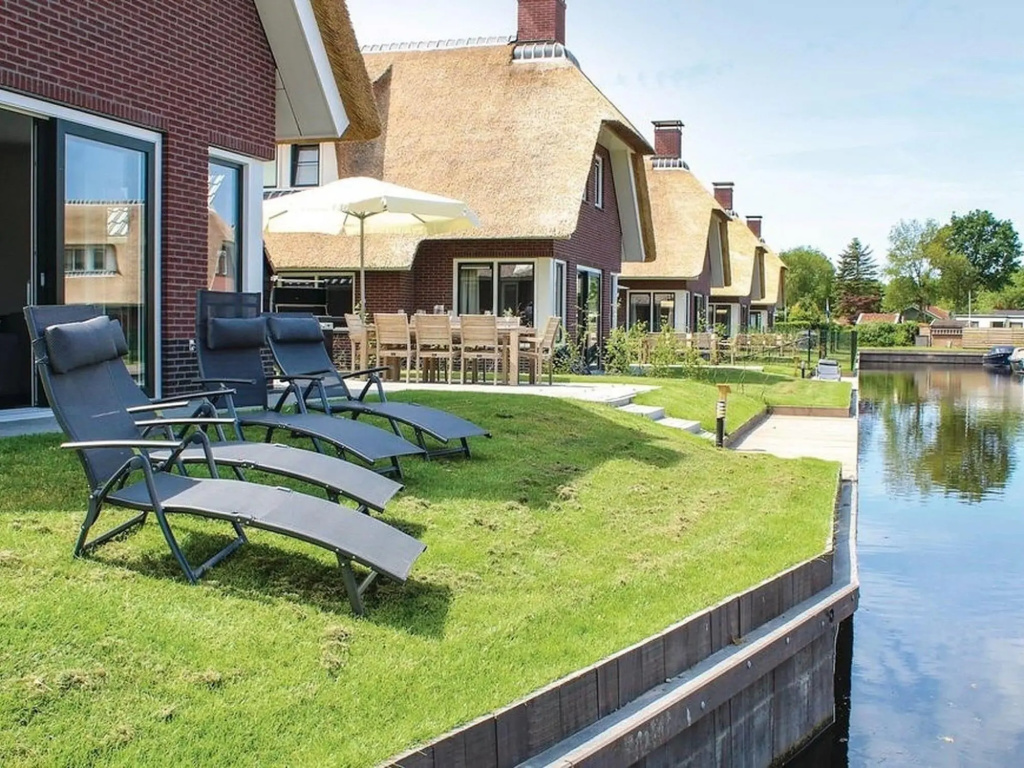 Beautiful villa with sauna, in a holiday park on the water in Friesland