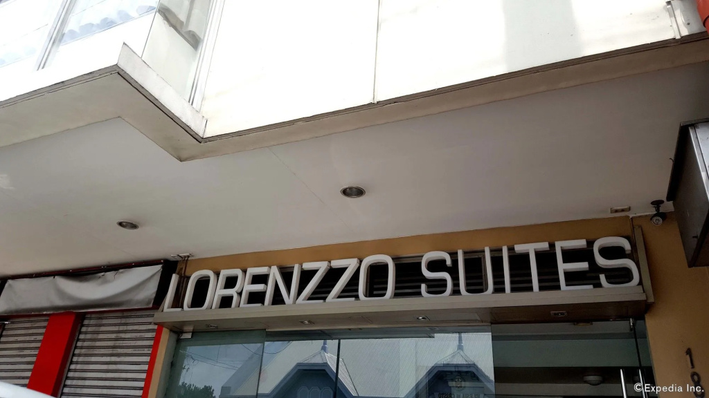 Lorenzzo Suites Hotel