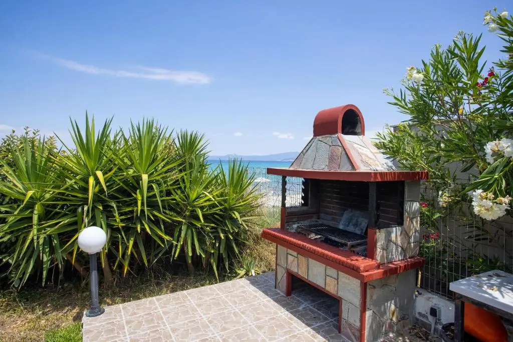 Villa Aurora – Beachfront, 2mins to Mamalouka and Blue Carpet