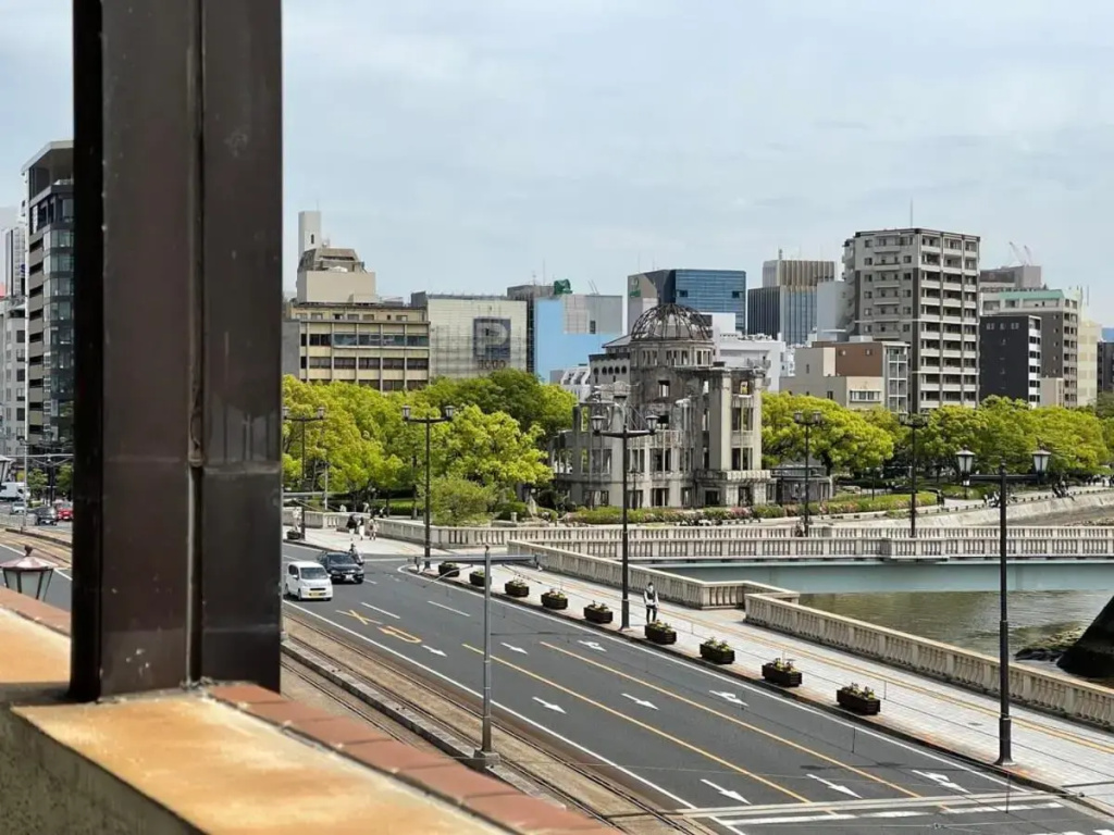 2BR good for 6PPL overlooking Peace Park with WIFI!