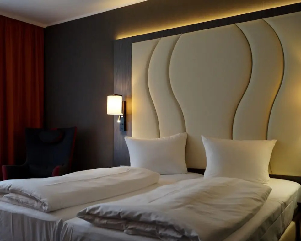PLAZA Premium Parkhotel Norderstedt — 4
