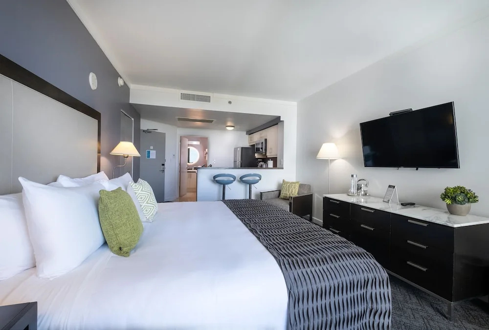 Deluxe Double Studio with partial ocean view (full double bed)