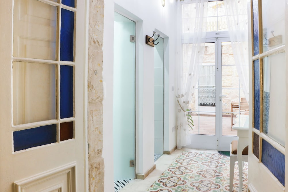 Traditional Maisonette - Yard & Jacuzzi