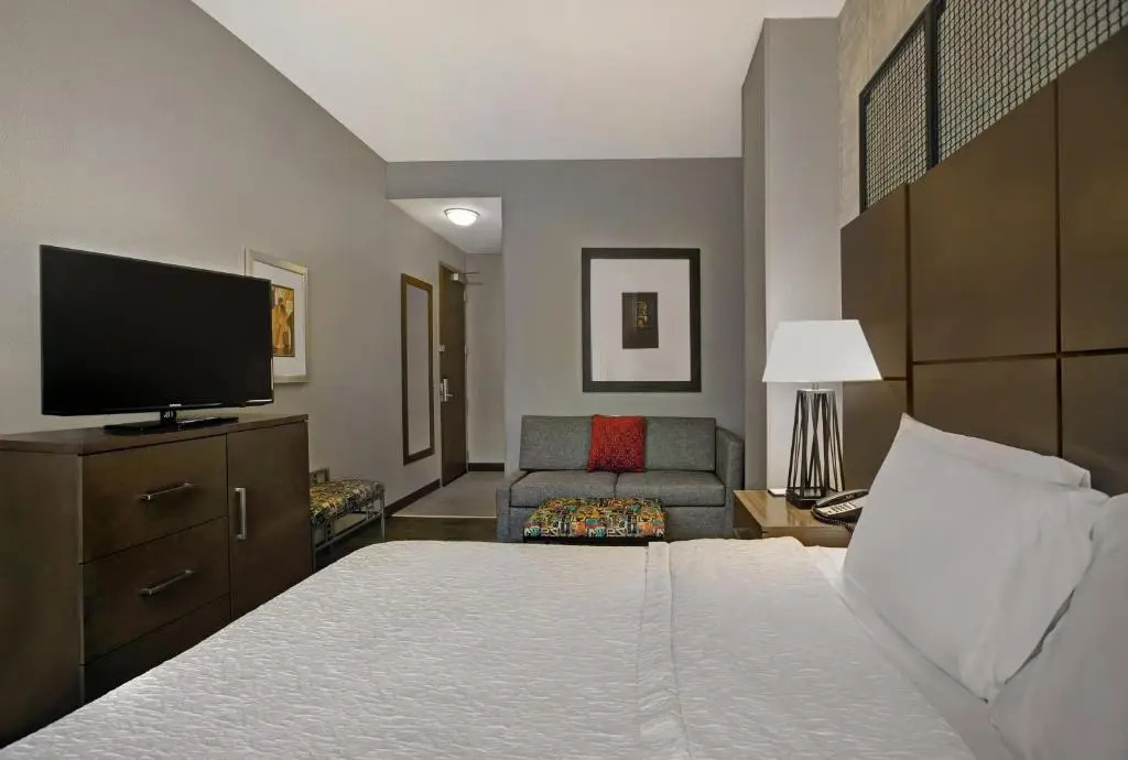 Hampton Inn & Suites Austin @ The University / Capitol Room Type - 1 KING W BALCONY NONSMOK