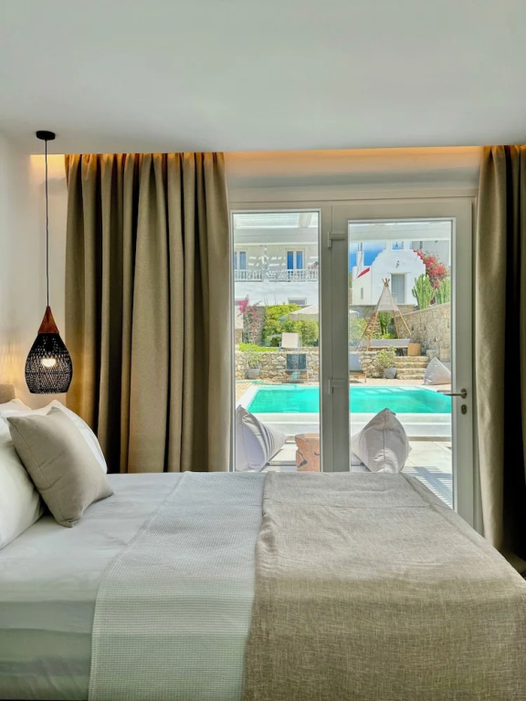 Deluxe Quadruple room with pool view