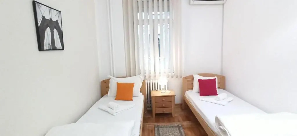 NEW CENTER 4 BDR For 6 / 1min from Republic square