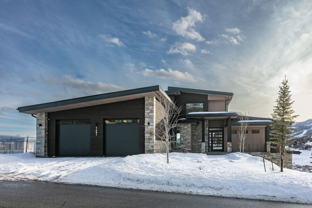 Spacious Ski Getaway Hot Tub 5 Bedroom 5 Home