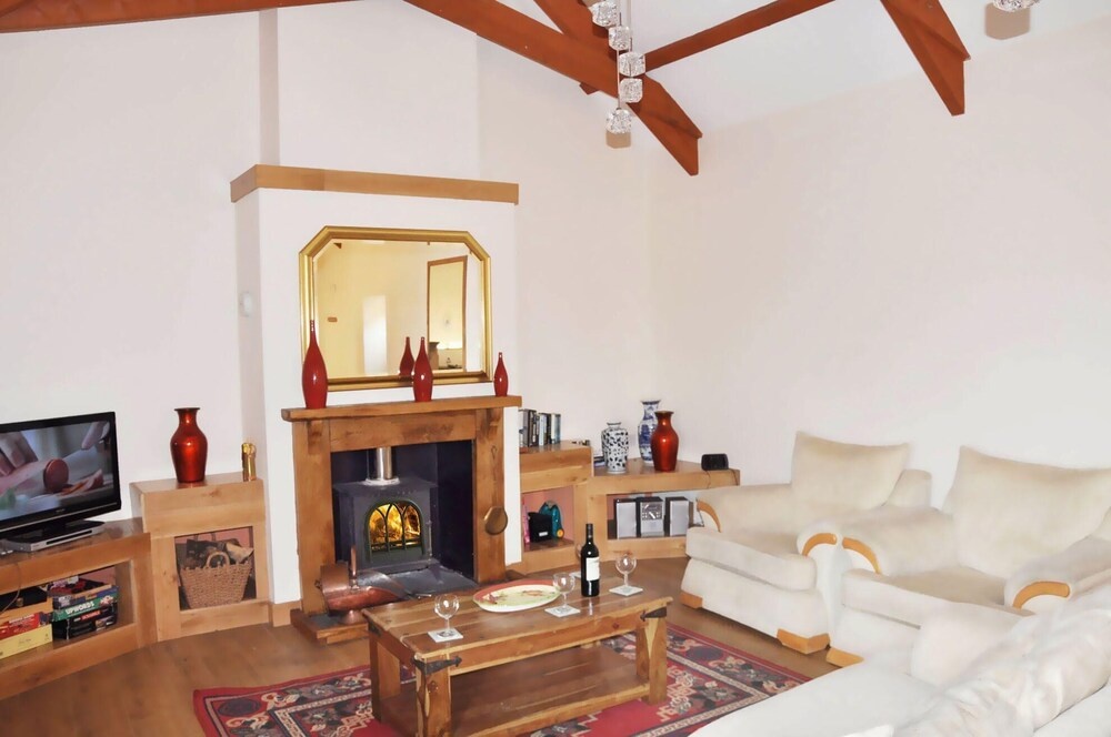Charming barn conversion with wood burner near Looe