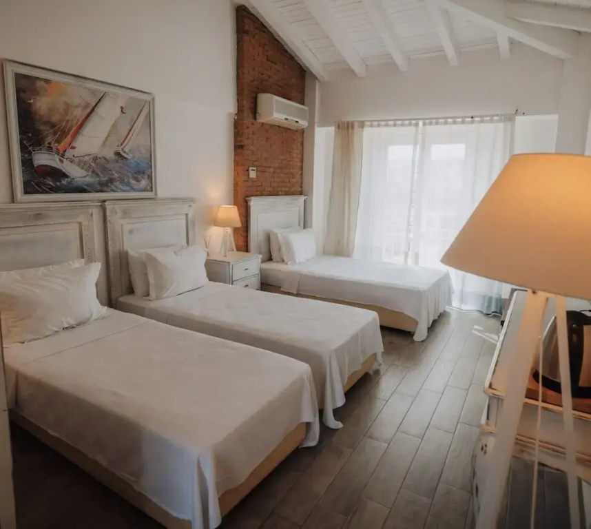 Deluxe Double room with balcony (full double bed)