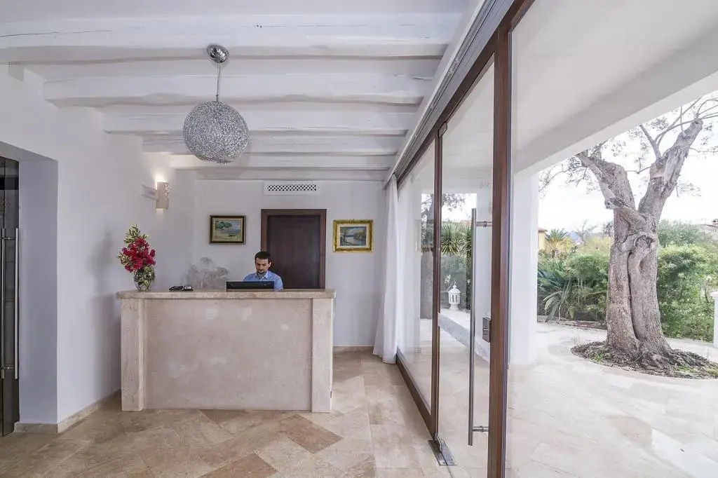 Lobby & Reception