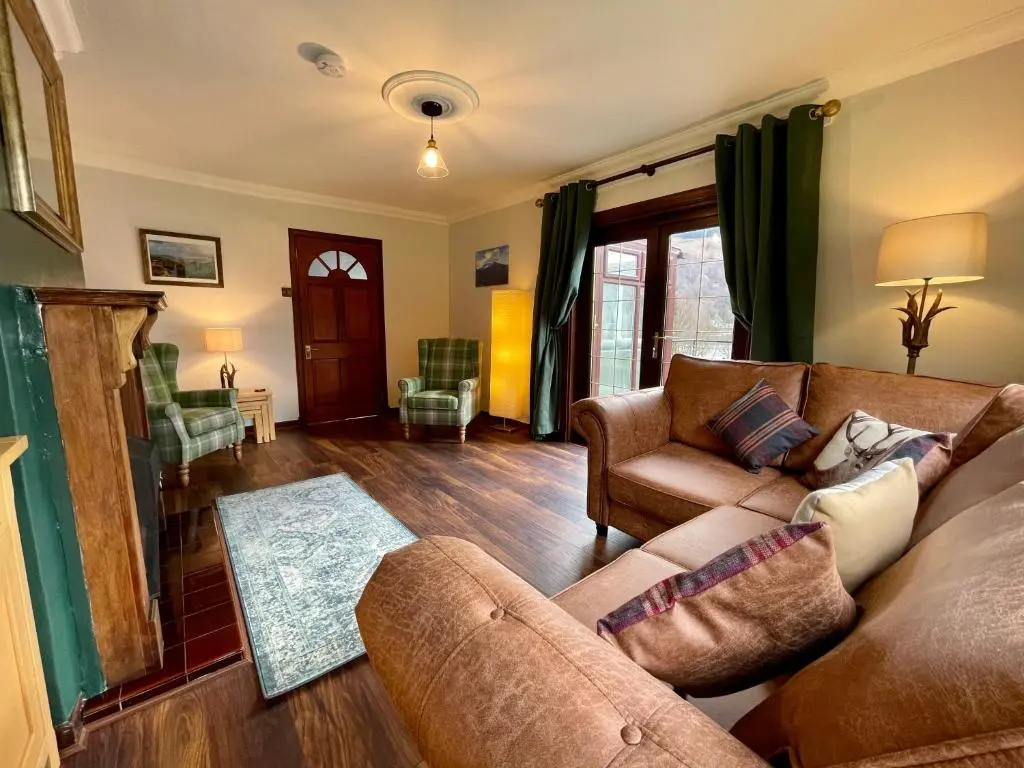 5 Bedrooms Cottage