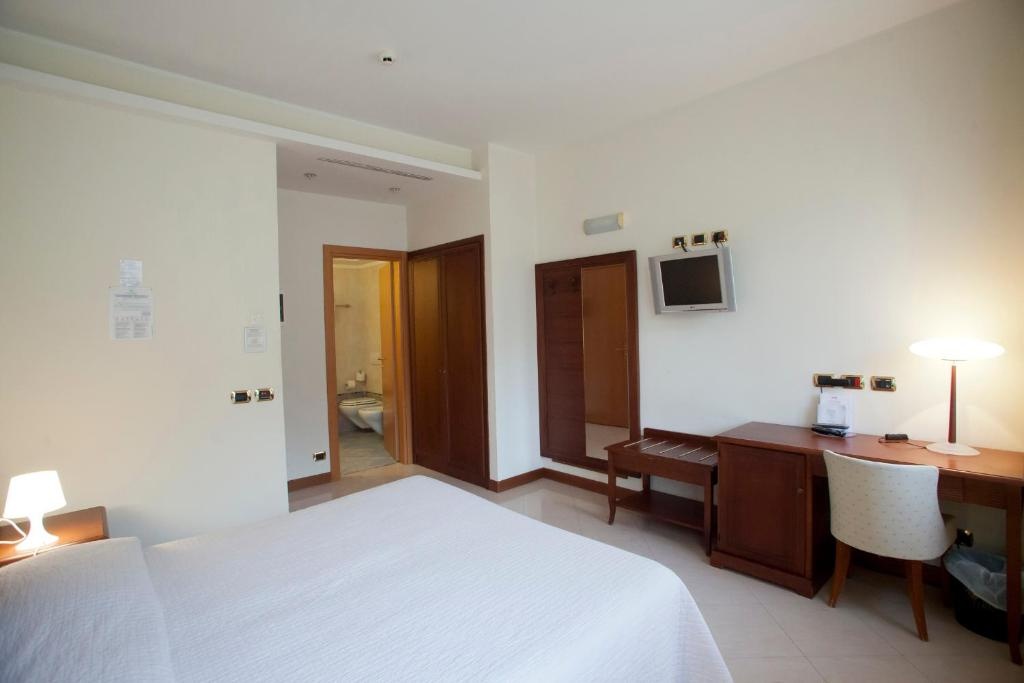Double room (full double bed) — room photo 3