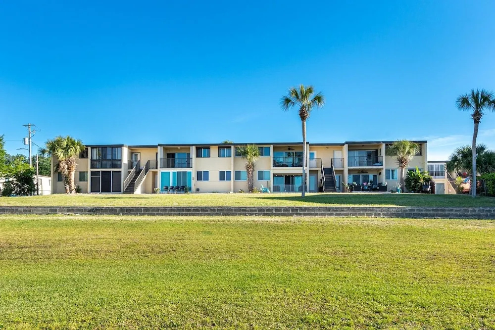 Sea Palm 1D is a 2 BR 1 Bath that is pet friendly and sleeps 6 by RedAwning