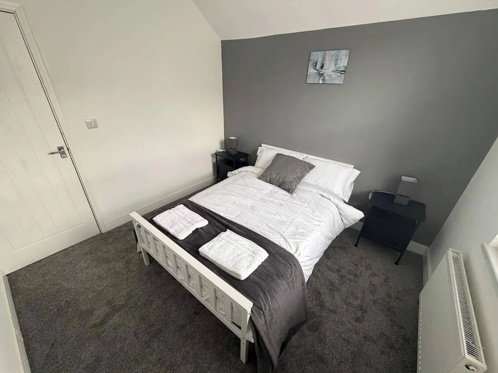 House Sleeps 8 With Garden