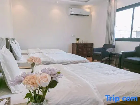 Deluxe Triple room with street view