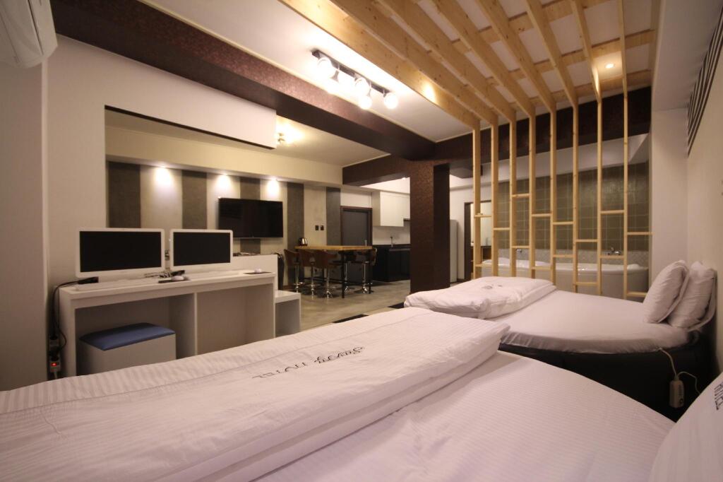 Hotel Savoy by null