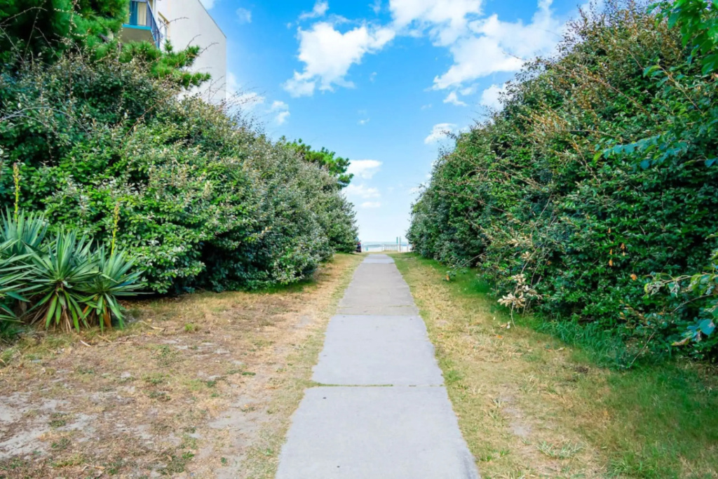 Retro Turtle Reef Condo 1 Block From Beach w Pool