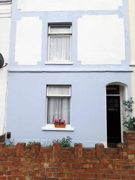 Authentic London - Four Bedroom Victorian House