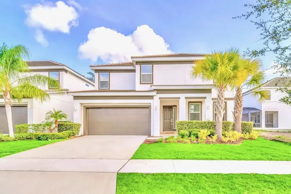 6BR Luxury Home - w Pool BBQ and Games Room