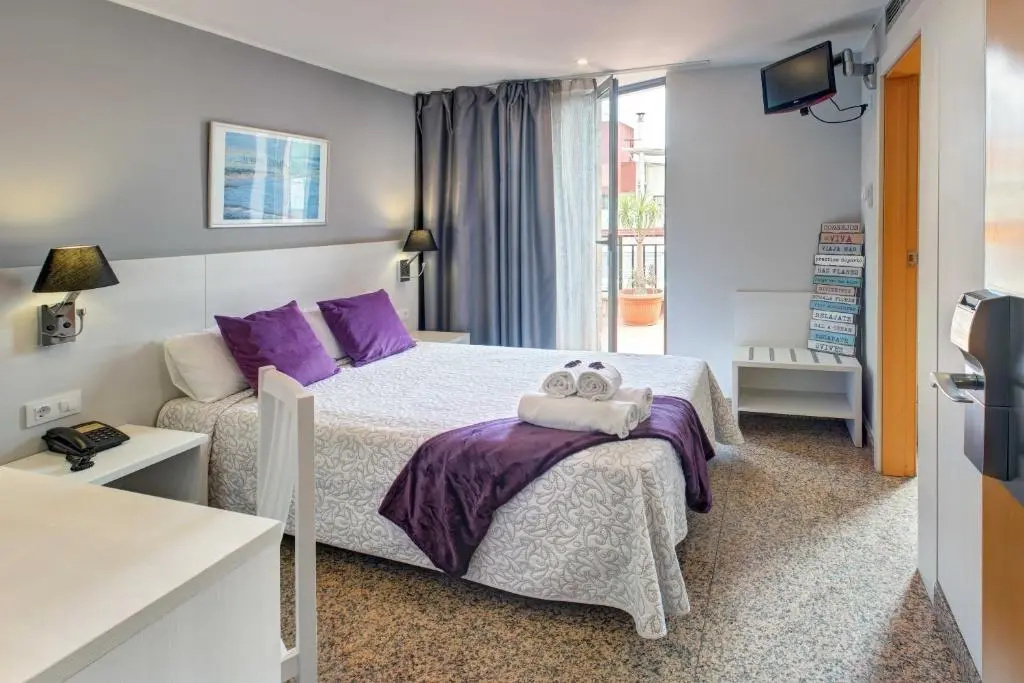 Double room (full double bed)
