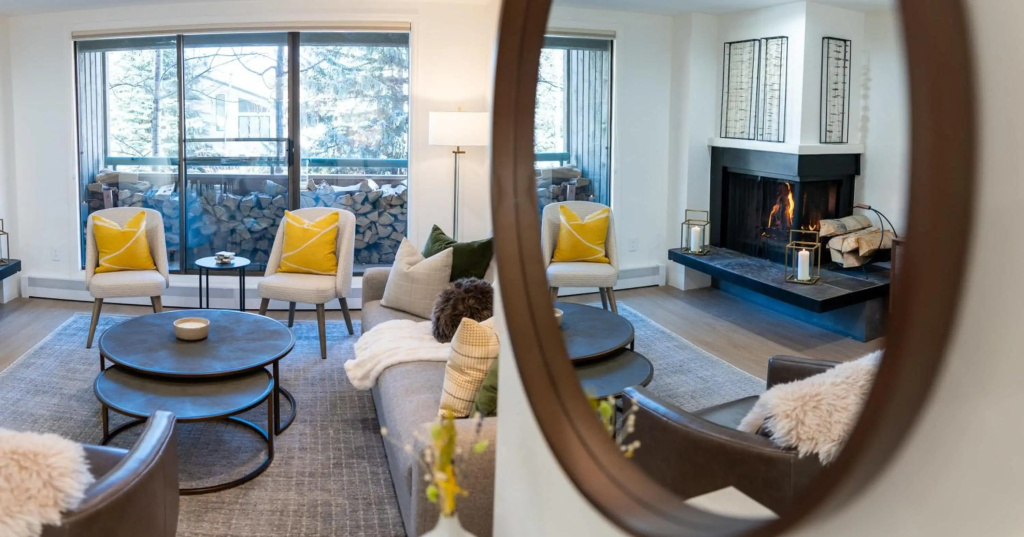 Renovated 3 BR, 2 BA on the River - Walk to Gondola!