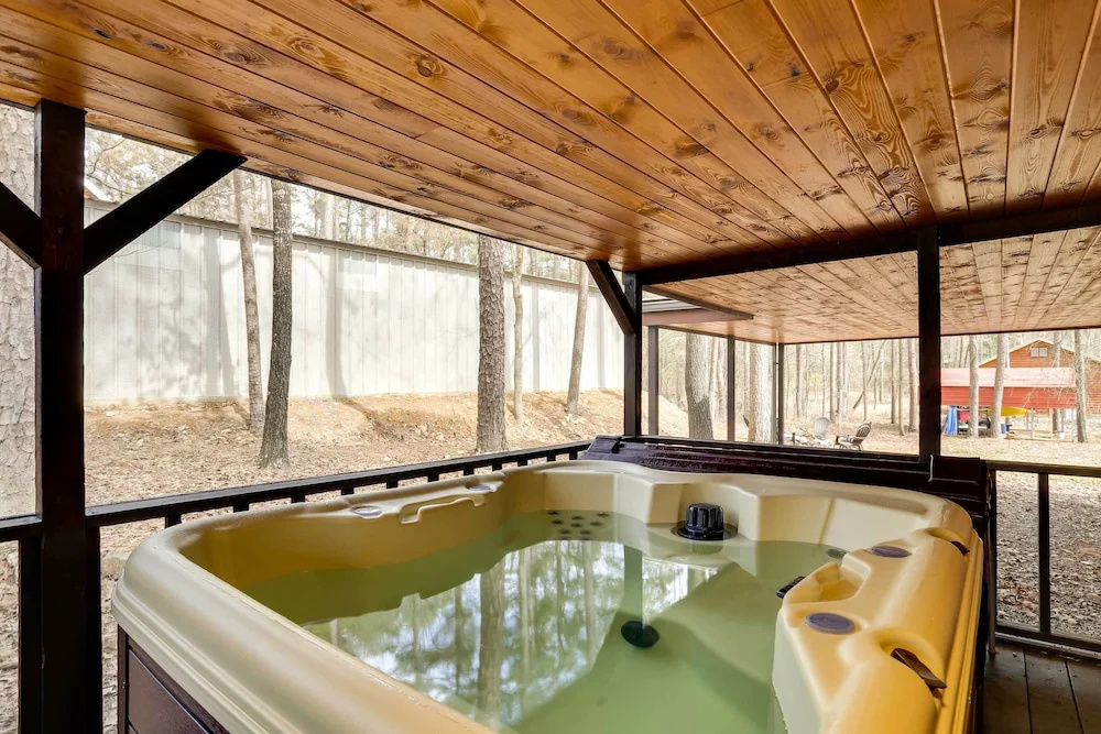 Broken Bow Abode w/ Hot Tub < 7 Mi to Lake!