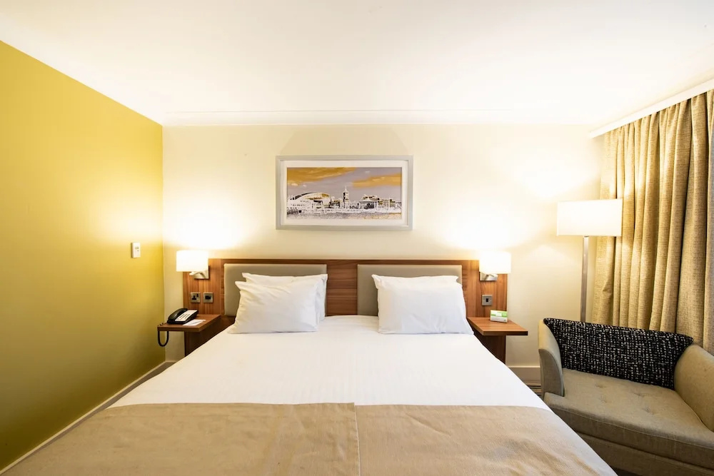 Holiday Inn Cardiff - North M4 by IHG - Chambres