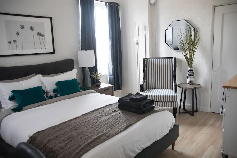 Charming Studio in Beverly Boulevard! Sleeps 2! 1