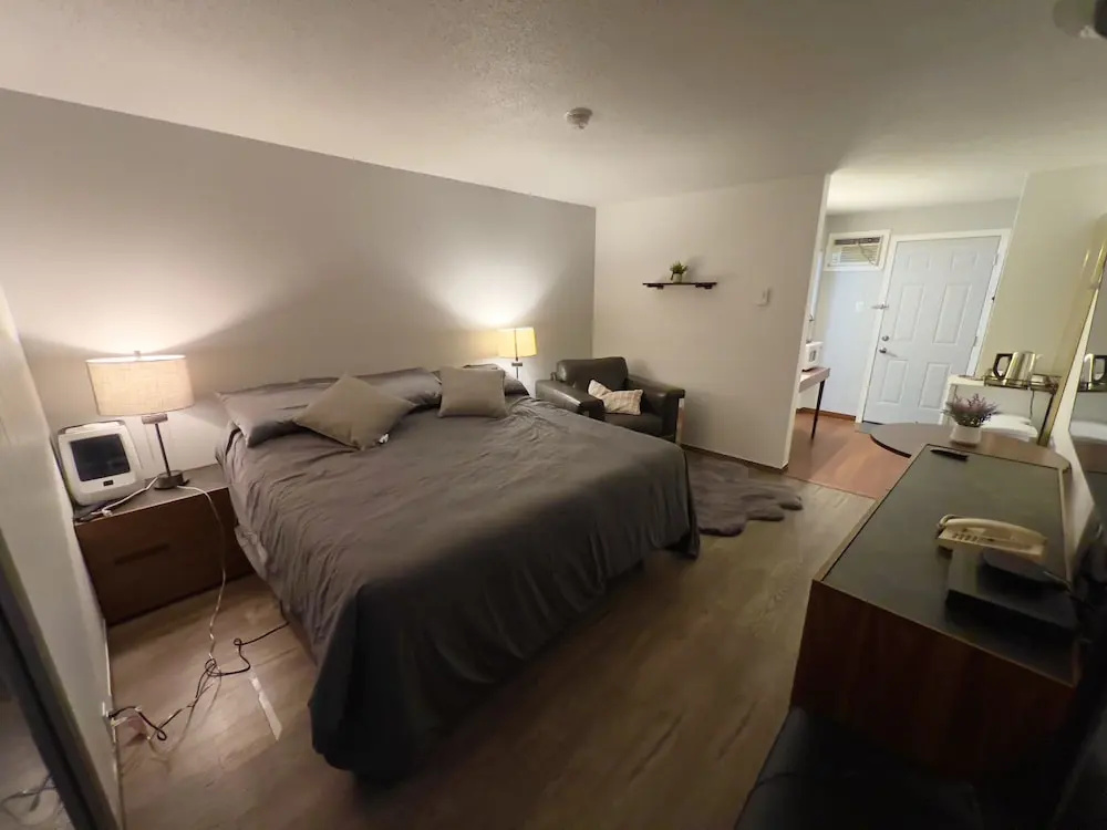 Premier Double Basement room with mountain view (full double bed)