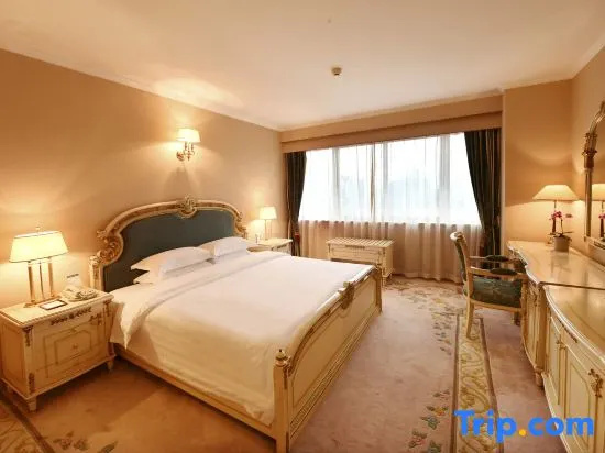 Deluxe Suite with water view