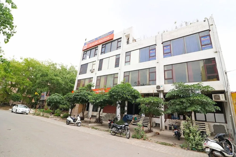 OYO 36432 Hotel Tarang