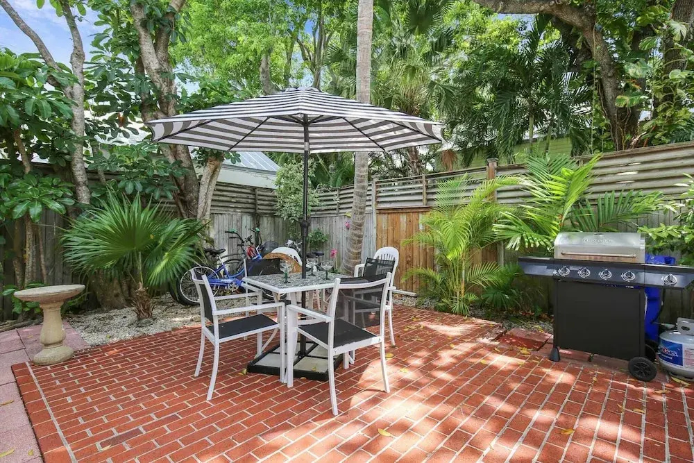 Land Of Love by Avantstay Pets Allowed! Shared Pool! Great Location! Month Long Stays Only