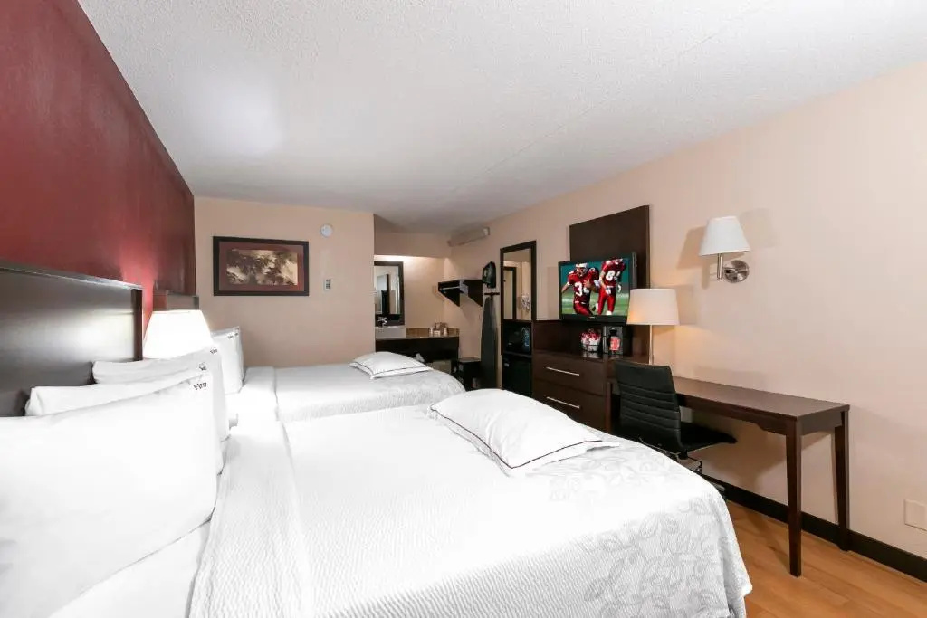 Red Roof Inn PLUS+ Chicago - Willowbrook - Tap to explore photos