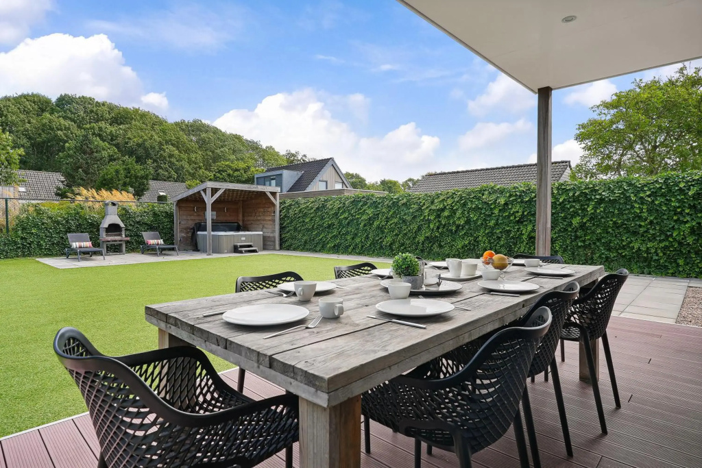 Villa Mastlo 2x 10 persons Ouddorp large garden, 1500 meters to the dunes and beach with 2 jacuzzi's - EXTRA COSTS APPLICABLE - not for companies