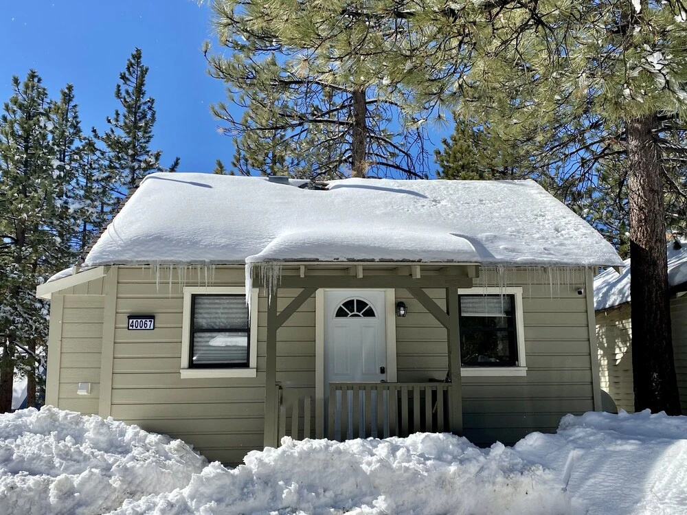 The Burrow - Charming, Cozy Cabin Close To The Lake And The Village! Fire Place! 1 Bedroom Home