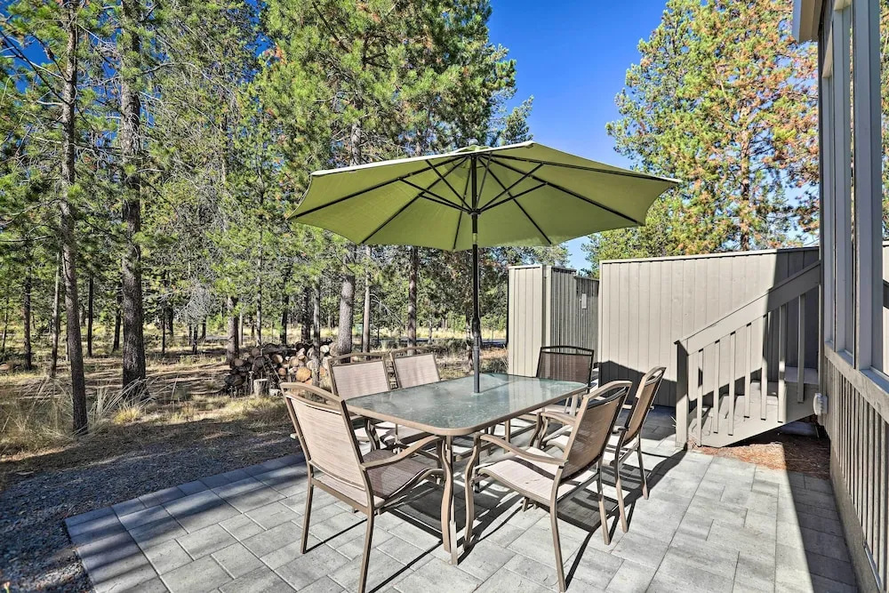 Hot Tub + Deck: Large Sunriver Home Near Skiing