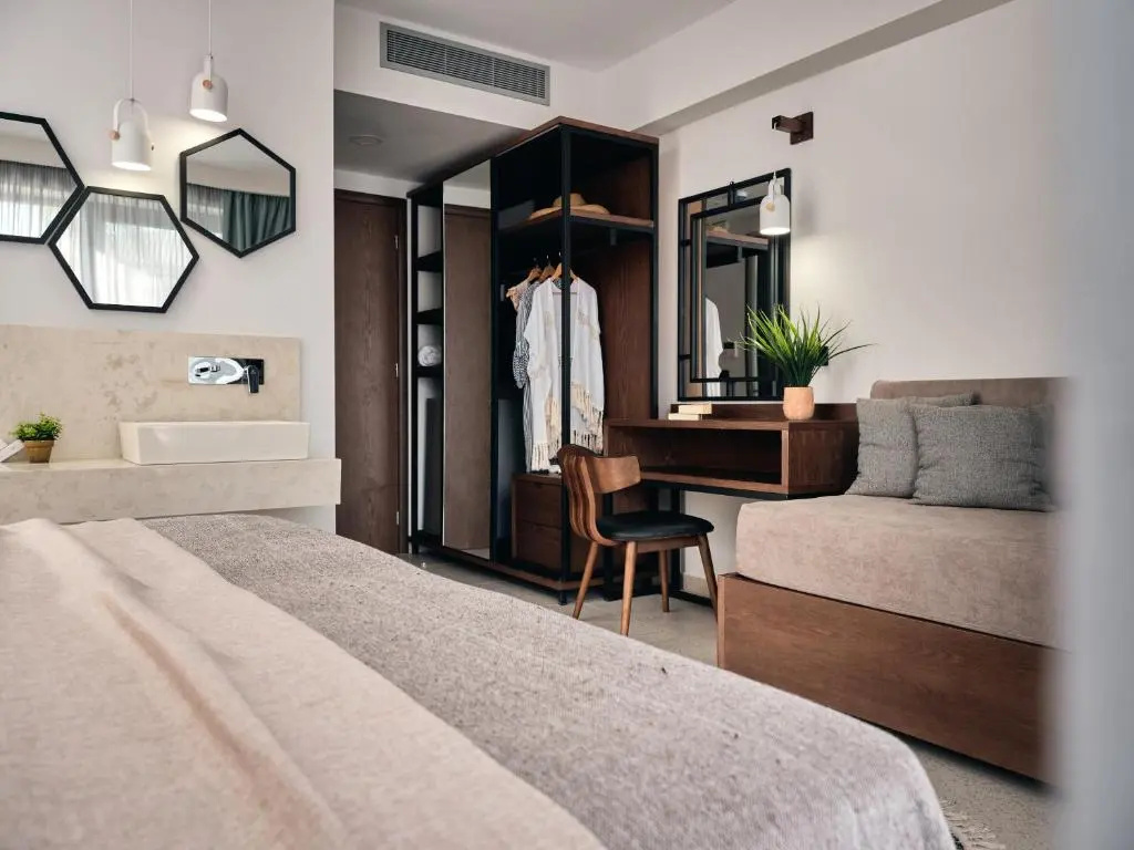 Deluxe Double room with pool view (full double bed)
