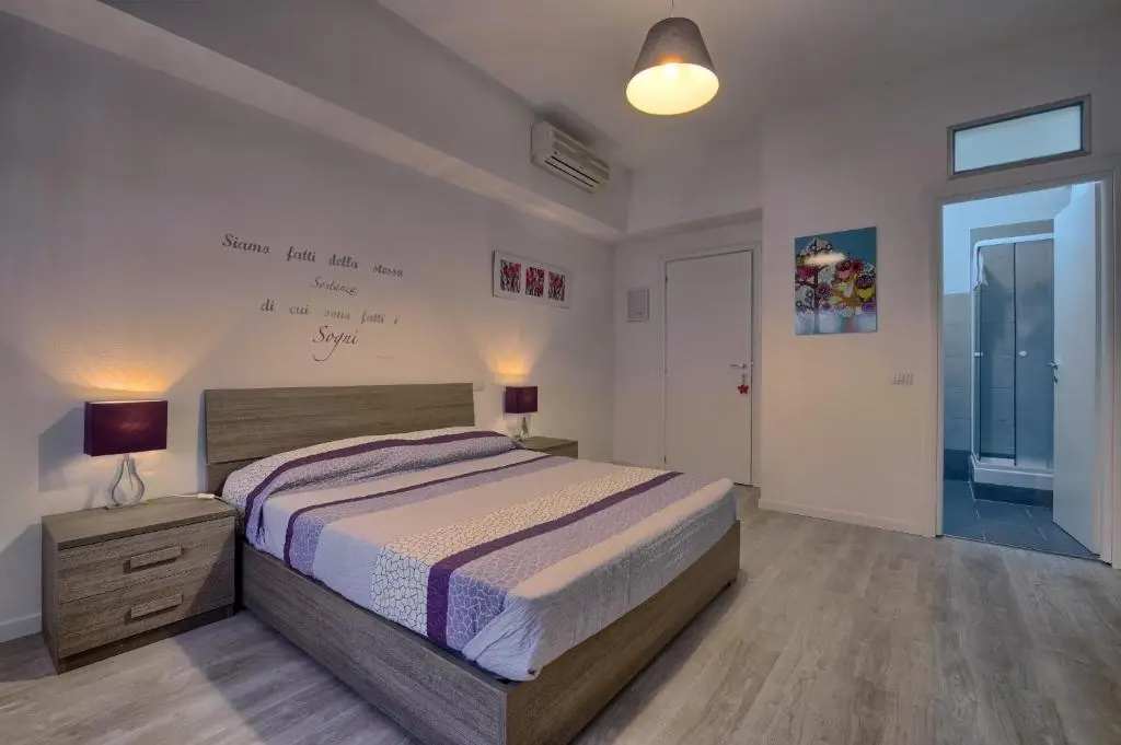 Deluxe Double room (full double bed)