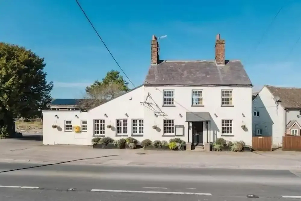 Idyllic Foodie Retreat above Silks Pub