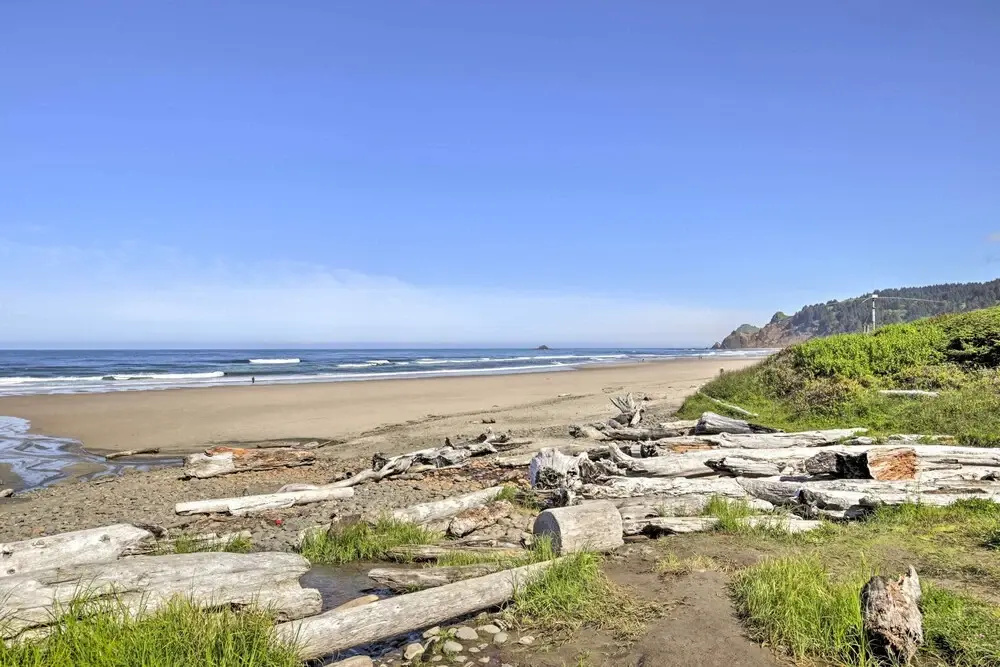 Walk to Beach: Oregon Coast Escape w/ Hot Tub!